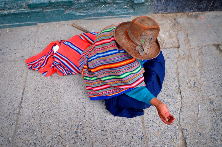 Huarez Peru woman begging Peru travel photos. Kira Vos (Horvath